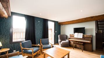 TV, caminetto, lettore DVD