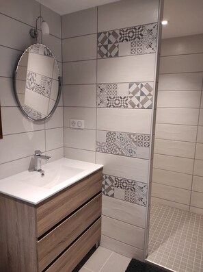 Bañera, secador de pelo, toallas