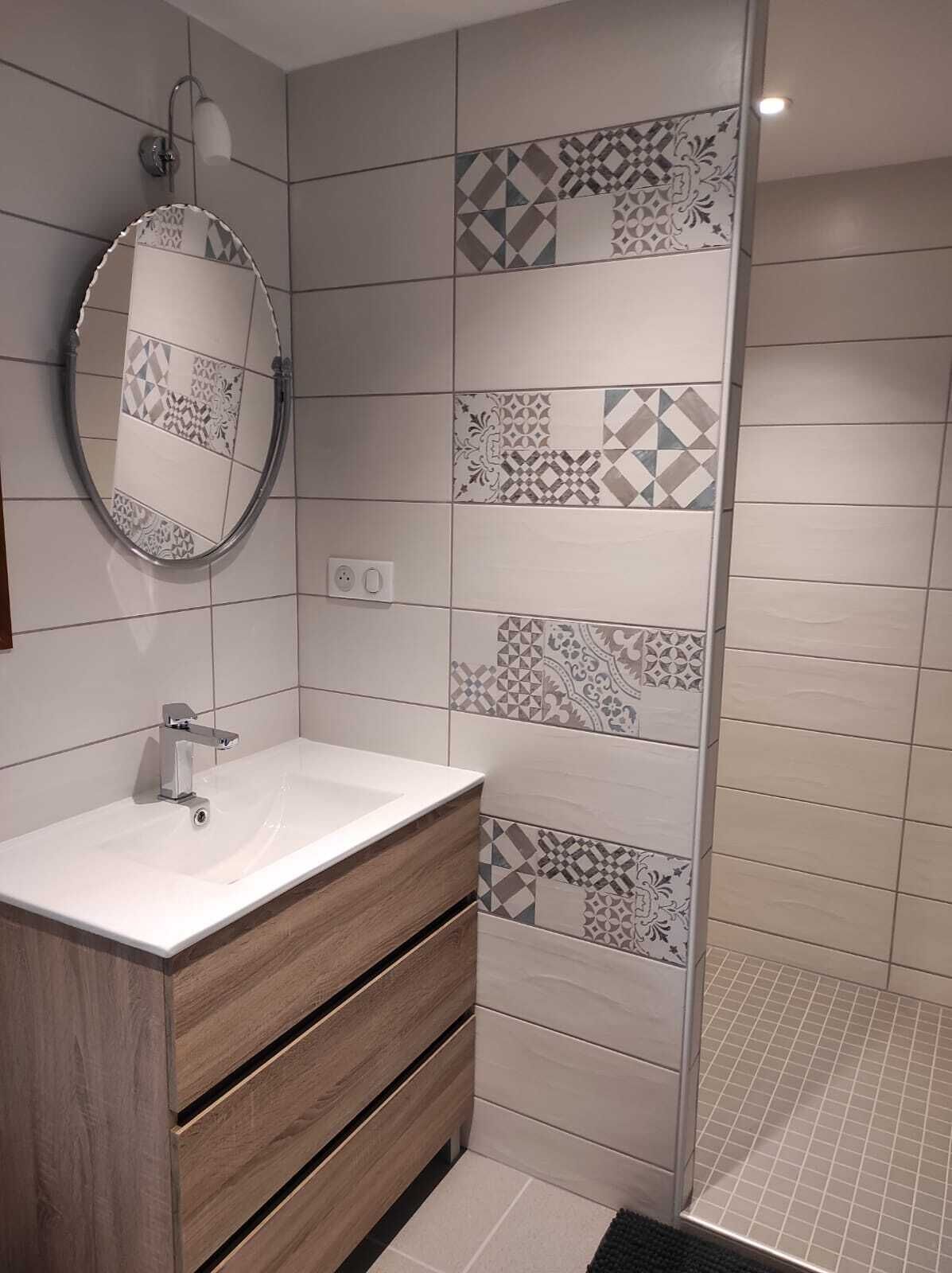 Badewanne, Haartrockner, Handtücher