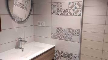 Badkar, hårtork och handdukar