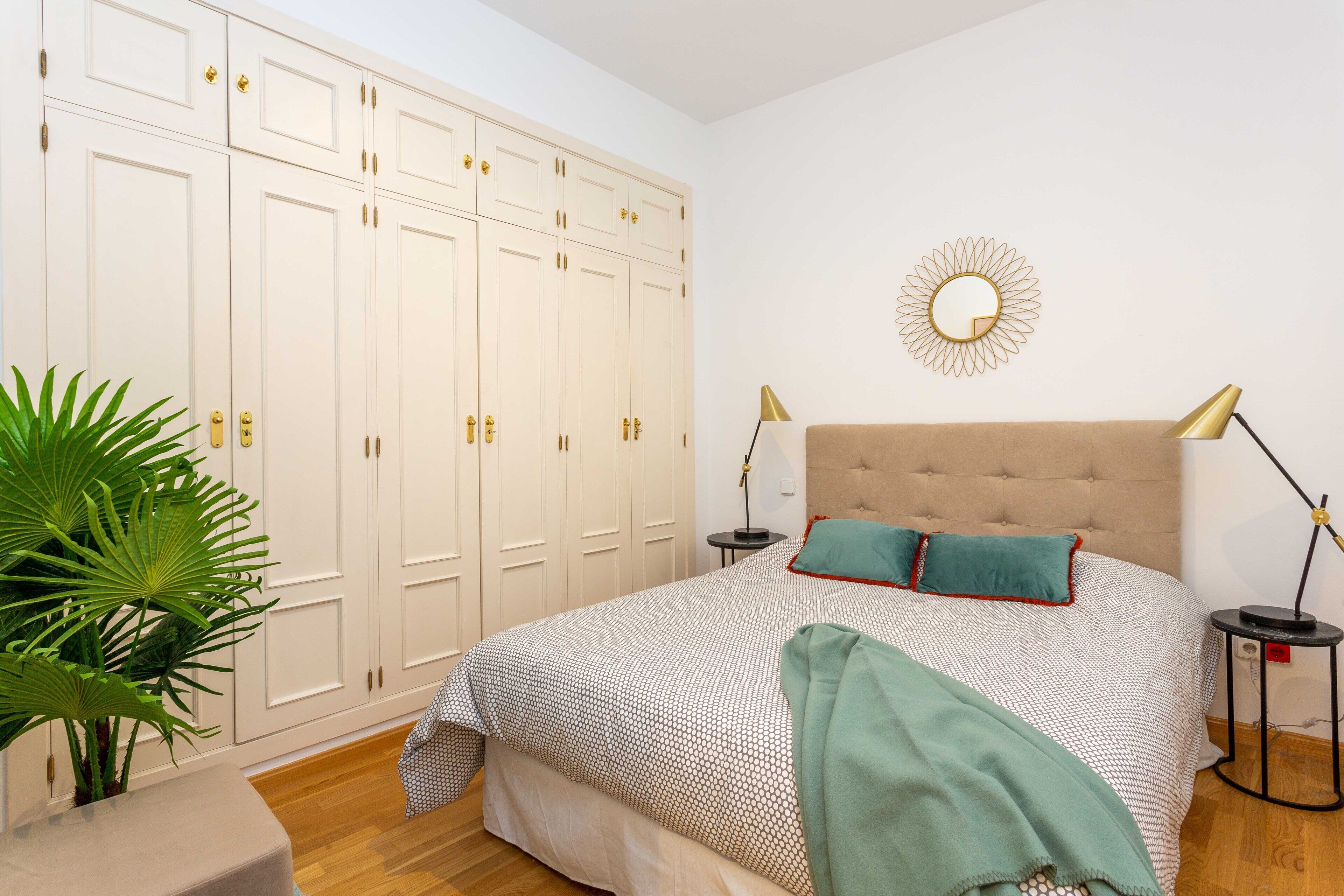 3 dormitorios, escritorio, tabla de planchar con plancha y cuna de viaje