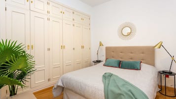 3 dormitorios, escritorio, tabla de planchar con plancha y cuna de viaje