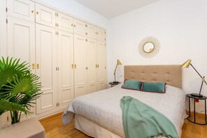 3 camere, una scrivania, ferro/asse da stiro, culla da viaggio