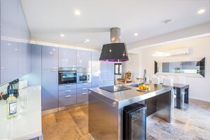 Jääkaappi, mikroaaltouuni, uuni, liesi