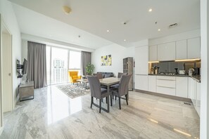 Leilighet – deluxe (1 Bedroom) | Oppholdsområde | En 1-centimeters plasma-TV med Parabol-TV samt TV