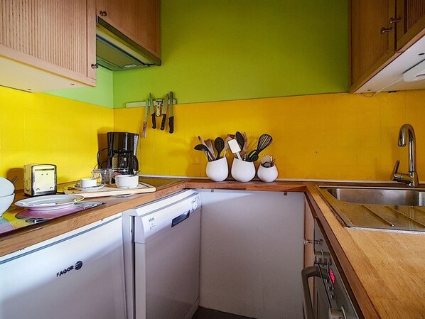 Fridge, oven, dishwasher, coffee/tea maker