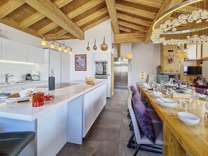 Coffee/tea maker, fridge, microwave, oven - Luxury Chalet with Slope Access, Jacuzzi, and Garage (Saint-Martin-de-Belleville-Les Menuires)
