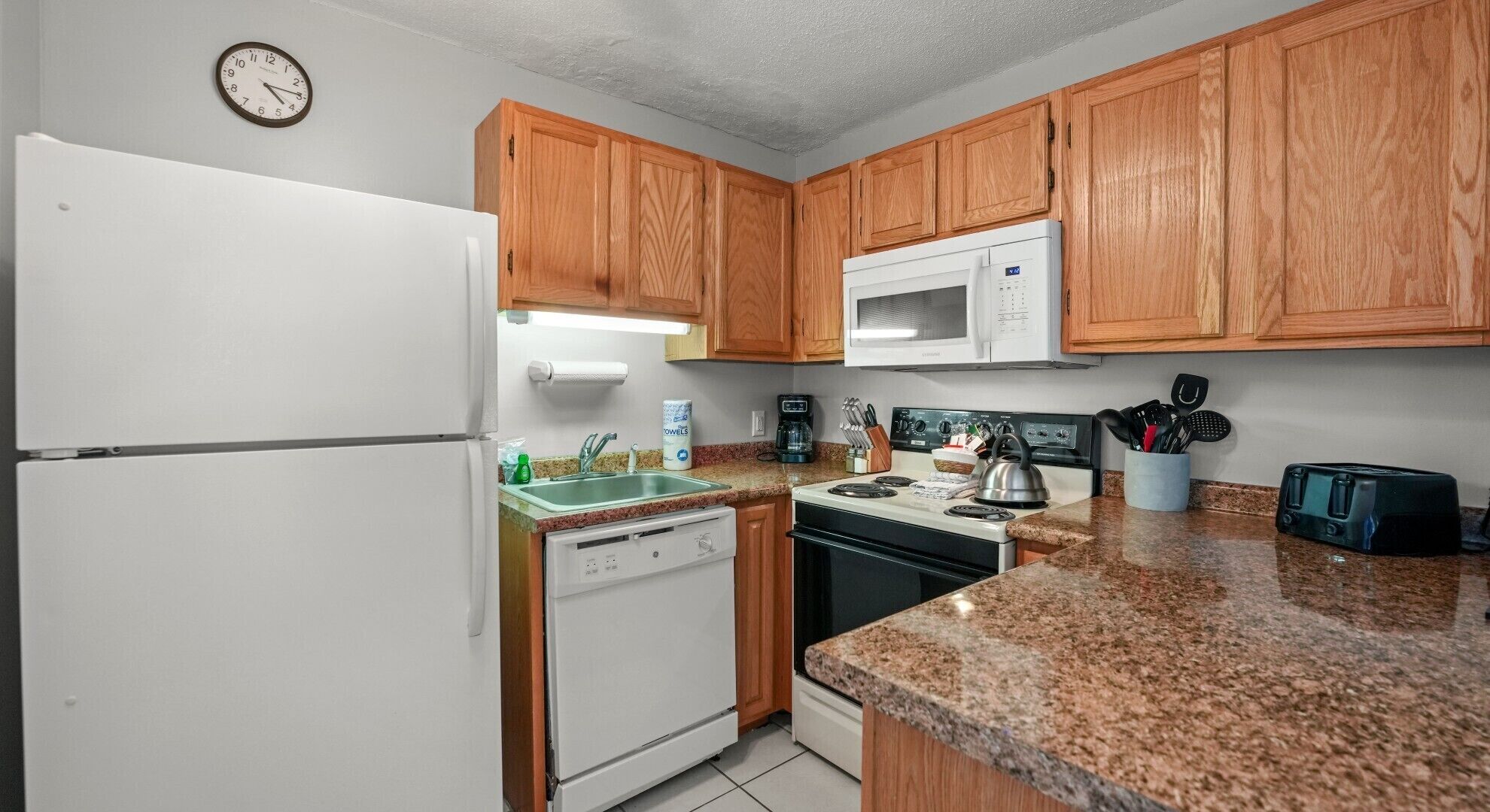 Coffee/tea maker, fridge, microwave, oven