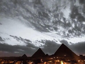 Natudsigt over pyramiderne med en overskyet himmel.