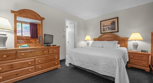 Ground-Floor Lakes Region Getaway | Patio Near Weirs Beach