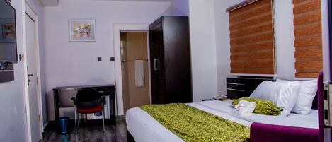 Bureau, espace de travail pour ordinateur portable, Wi-Fi gratuit