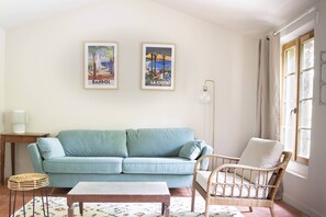 Family Loft | Living area | 100-cm flat-screen TV with digital channels, TV, Netflix - Maison Sumiane (Brignoles)