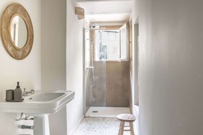 Family Loft | Bathroom | Hair dryer, towels, soap, shampoo - Maison Sumiane (Brignoles)