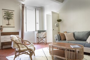Family Studio, Pool View | Living area | 100-cm flat-screen TV with digital channels, TV, Netflix - Maison Sumiane (Brignoles)
