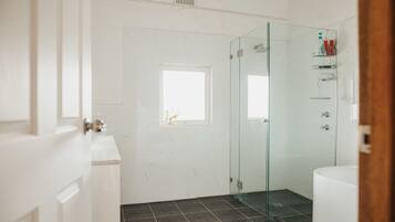 Badewanne, Haartrockner, Handtücher, Seife