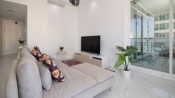 Apartament Comfort | Sala d'estar | Televisor intel·ligent de 50 polzades amb canals per cable i televisor