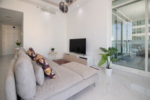 コンフォート アパートメント | リビング エリア | 50 インチのスマートテレビ (ケーブル放送視聴可)、テレビ、Netflix