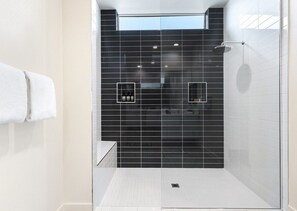 Bathtub, hair dryer, towels, toilet paper - Pure Indulgence at Miralon - Your Private Oasis: Pool, Spa & Stunning Mountain Views (Palm Springs)