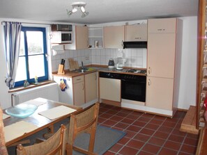 Kühlschrank, Mikrowelle, Herdplatte, Geschirrspüler