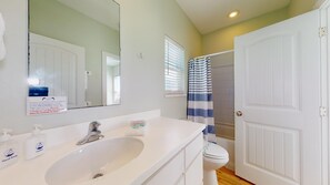 Bañera con ducha, toallas