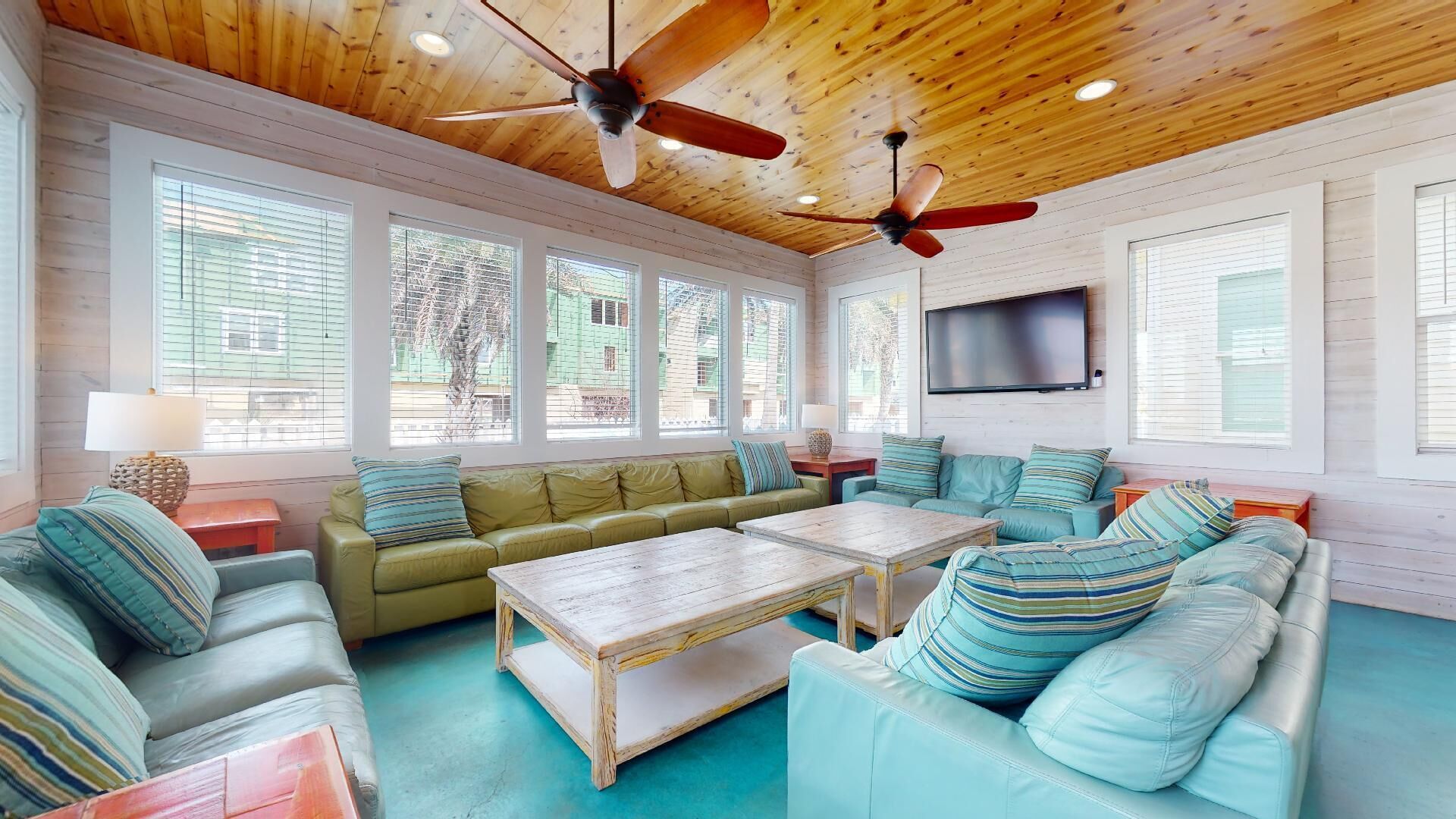 Een televisie en een tafeltennistafel