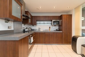 Kühlschrank, Mikrowelle, Ofen, Geschirrspüler