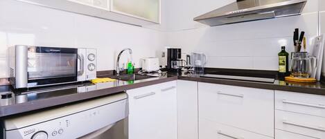 Fridge, microwave, stovetop, dishwasher