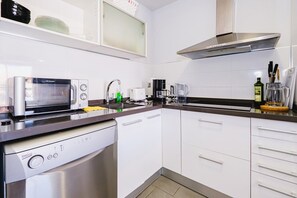 Een koelkast, een microgolfoven, een kookplaat, een vaatwasser