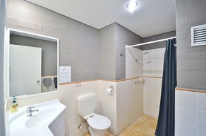 Douche, serviettes fournies