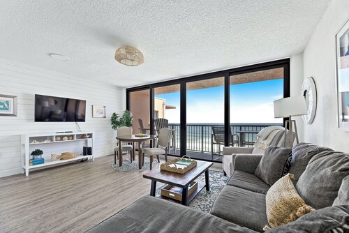 Top Floor Oceanfront 1BR with Sweeping Ocean Views and Private Balcony