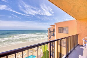 Property grounds - 🏖️Oceanfront Sunrise Overlooking Pool!  Car Free Beach, Walk to shopping & dining! Sunrise 805 (New Smyrna Beach)