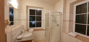 Romantic Double Room | Bathroom | Hair dryer, heated floors, towels, soap - Landgasthof Krone (Senden)