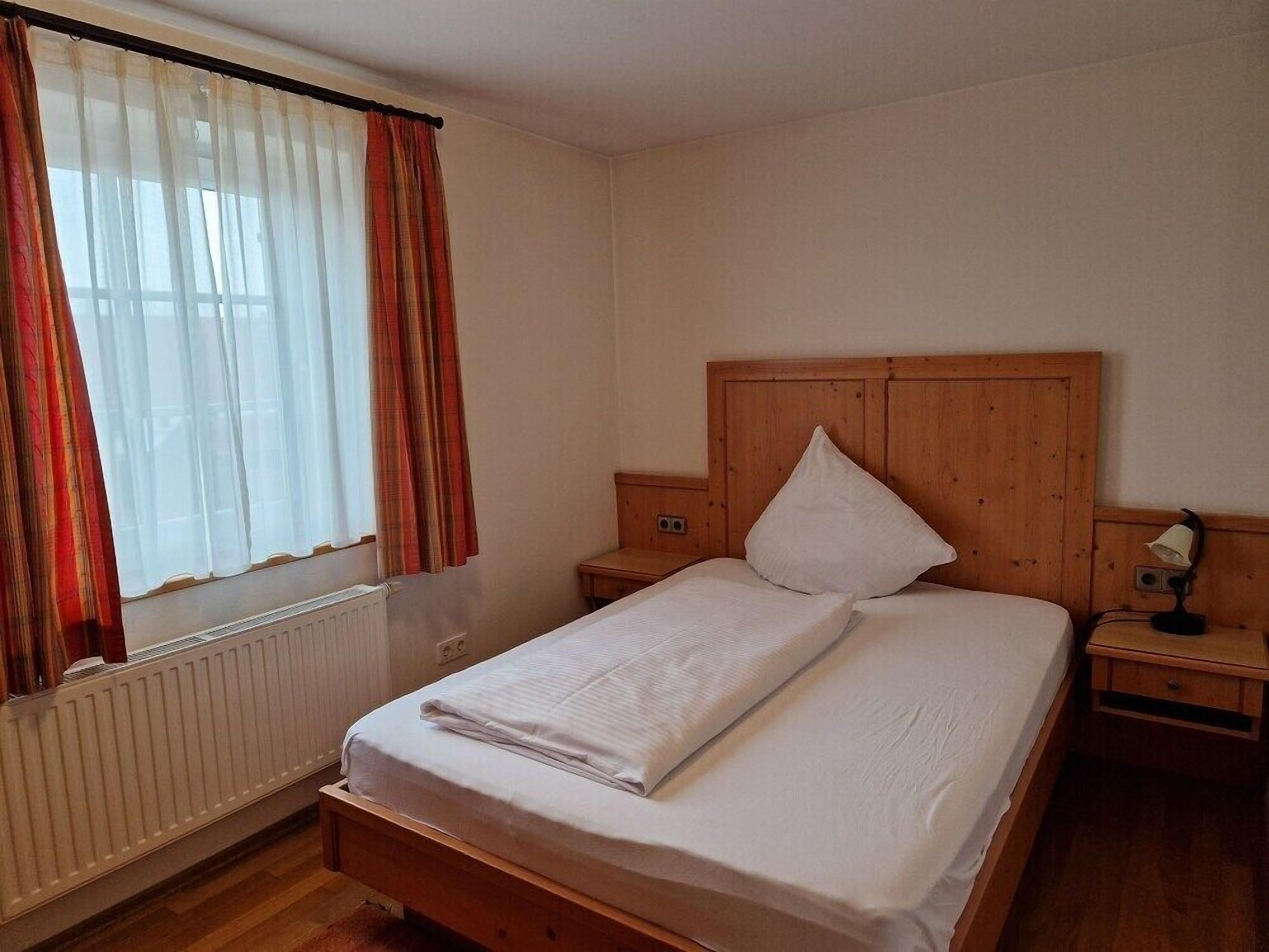 Een minibar, een bureau, een laptopwerkplek, geluiddichte muren