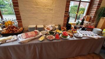 Tägliches Frühstücksbuffet (16 EUR pro Person)