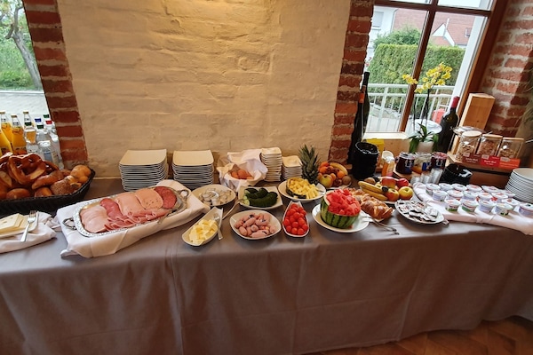 Daily buffet breakfast for a fee