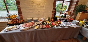 Café da manhã com buffet todos os dias mediante uma taxa
