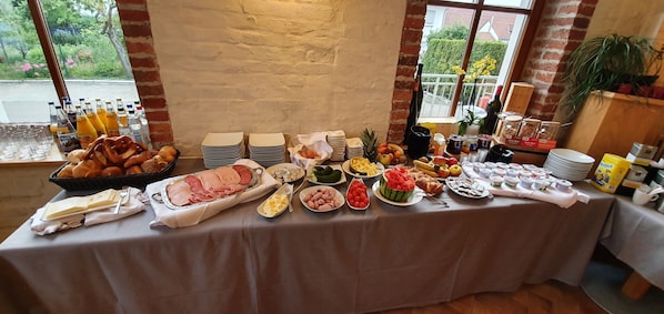 Desayuno buffet diario (EUR 16 por persona)