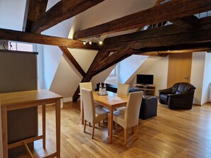 Comfort-huoneisto | Oleskelualue | 24–tuumainen LED-televisio, jossa kaapelikanavat