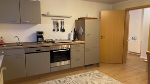 Jääkaappi, uuni, liesi, astianpesukone