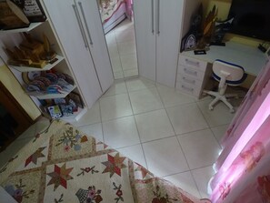 2 quartos, escrivaninha, ferros/tábuas de passar roupa