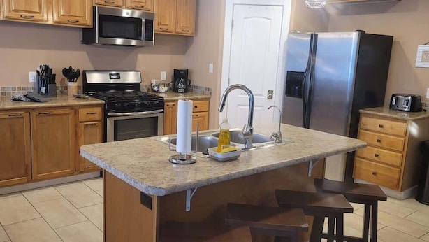 Coffee/tea maker, fridge, microwave, oven