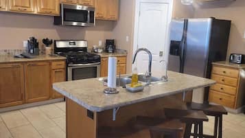 Frigorifero, microonde, forno, piano cottura