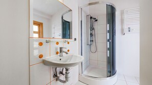 Apartment (23) | Badezimmer | Badewanne und Dusche (separat), Handtücher