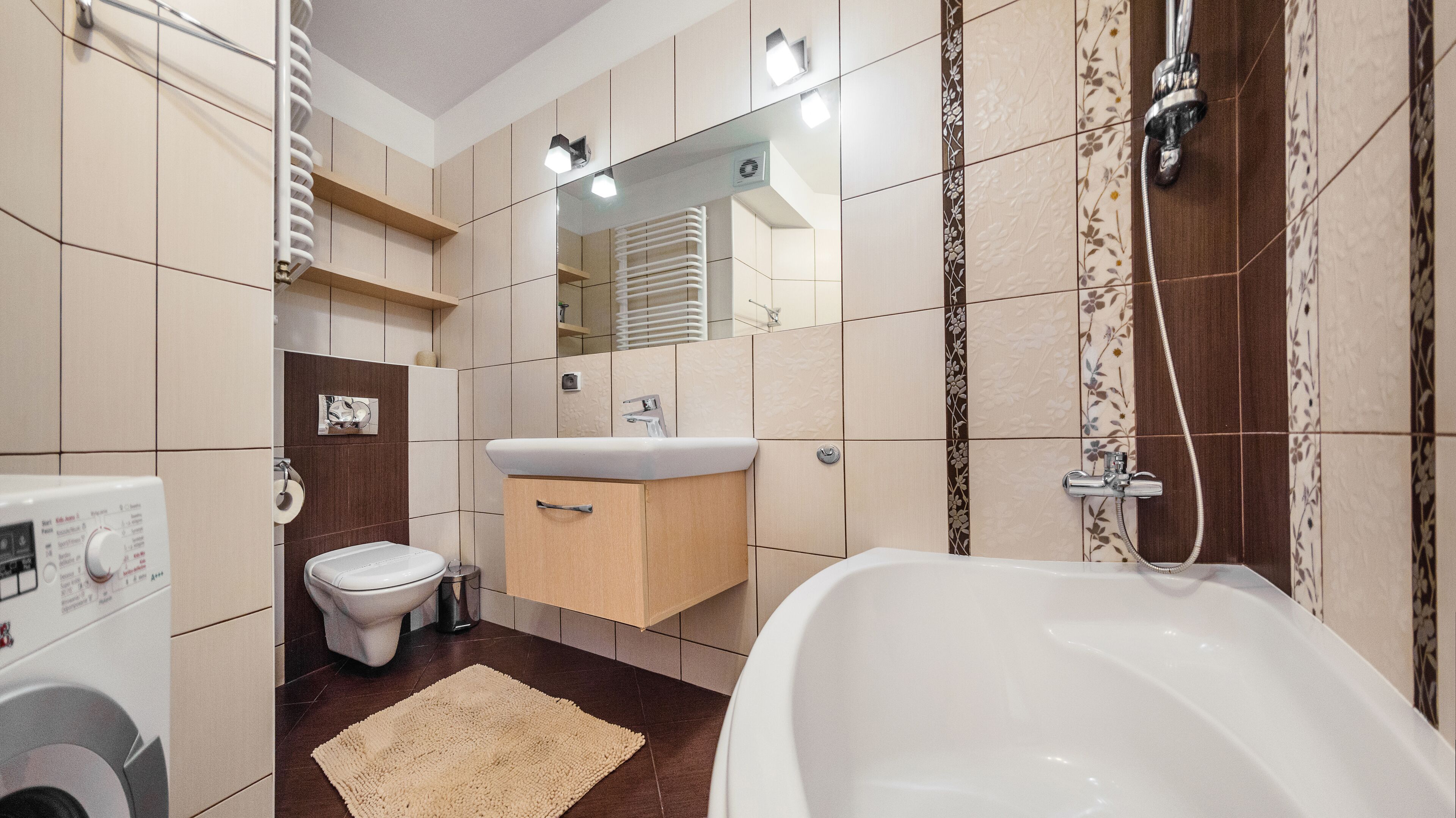 Apartment (23) | Badezimmer | Badewanne und Dusche (separat), Handtücher