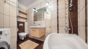 Apartment (23) | Badezimmer | Badewanne und Dusche (separat), Handtücher