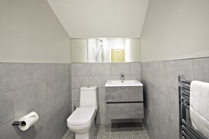 Ensemble douche/baignoire, sèche-cheveux, serviettes fournies, shampoing