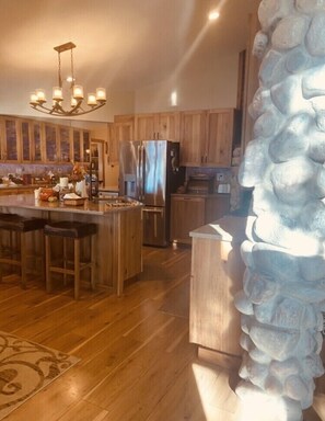 Fridge, microwave, oven, stovetop - Mississippi River Winter Wonderland! (Camanche)