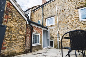 Outdoor dining - Cosy Cottage | 3 Bedrooms | Beautiful & Modern - Sleeps 6 | 20% Weekly Discount (Crewkerne)