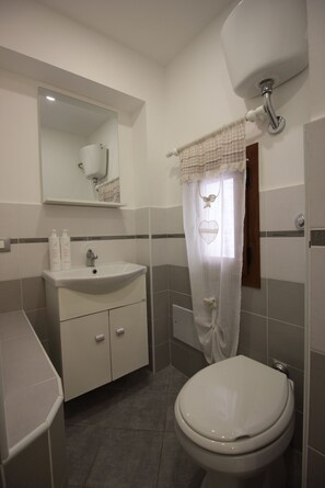 Dusche, Haartrockner, Handtücher