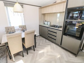 Geladeira, lava-louças, chaleira elétrica, torradeira
